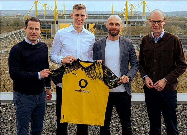 Νίκο Σλότερμπεκ: Τον ήθελαν Ρεάλ και Μπάγερν, ανανέωσε με τη Ντόρτμουντ