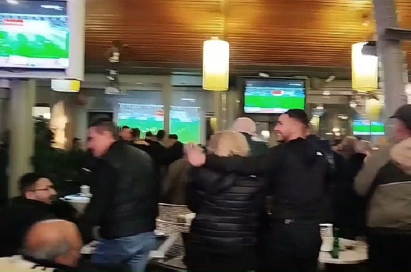 Στο «πόδι» η Κρήτη: Οπαδοί του ΟΦΗ πανηγυρίζουν στο Ηράκλειο το Κύπελλο Ελλάδας (vid)