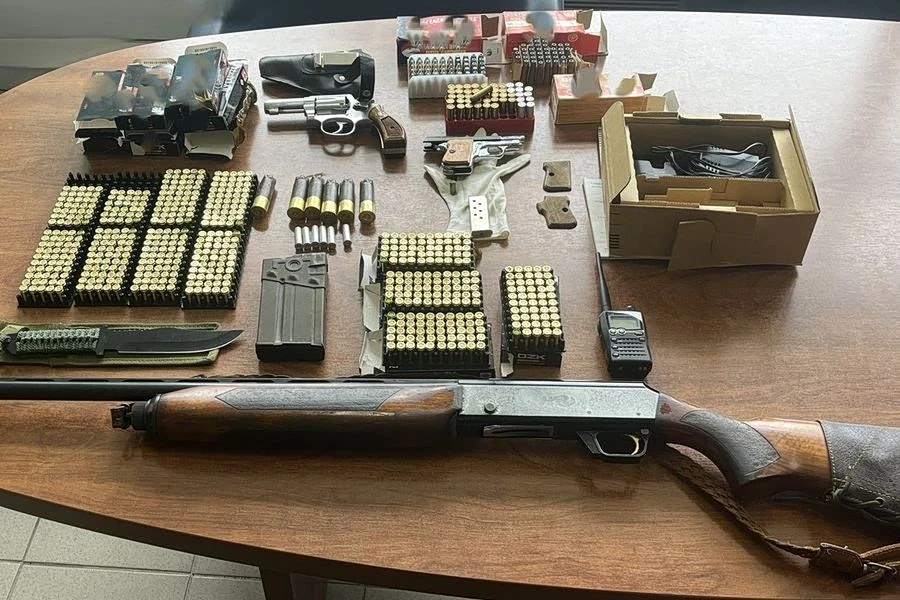 εικόνα που δείχνει τα κατασχεθέντα όπλα και φυσίγγια στην Κρήτη