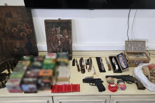 Μια καταγγελία για ενδοοικογενειακή απειλή «αποκάλυψε» όπλα – Τι βρήκαν οι Αρχές