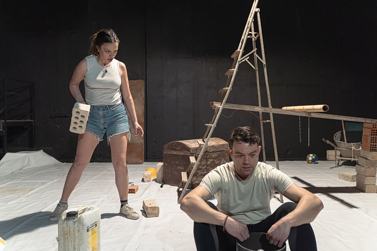 «Optansia & Guerrilla» σε σκηνοθεσία Γιώργου Δάμπαση στο Θέατρο Αργώ