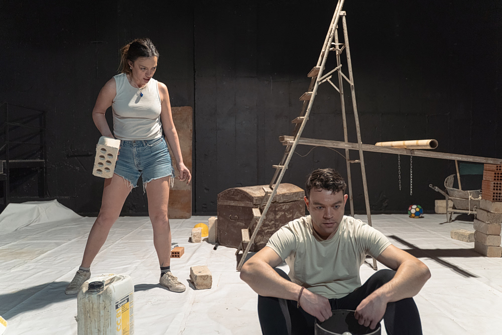 «Optansia & Guerrilla» σε σκηνοθεσία Γιώργου Δάμπαση στο Θέατρο Αργώ