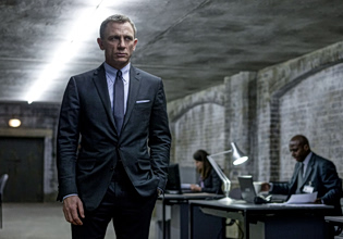 Ντάνιελ Κρεγκ – Ρέιτσελ Βαις: Στην περιφορά του Επιταφίου στον Άγιο Κωνσταντίνο Γλυφάδας