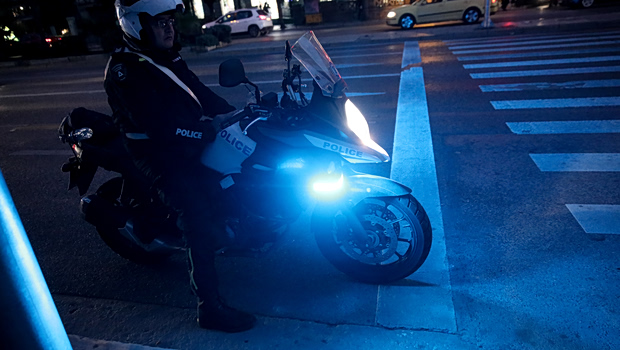 Γλυφάδα: Χειροπέδες σε 3 άνδρες που απείλησαν αστυνομικούς με αεροβόλο όπλο, μαχαίρι και σφυρί