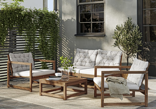 Υποδεχόμαστε την άνοιξη φέρνοντας το «μέσα» έξω και κάνοντας level up στους εξωτερικούς χώρους του σπιτιού