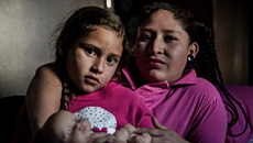 «Είναι σαν ένας αργός θάνατος»: Πώς η φυλακή τιμωρεί μητέρες και τα παιδιά τους