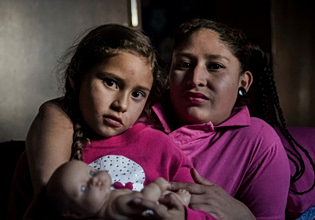 «Είναι σαν ένας αργός θάνατος»: Πώς η φυλακή τιμωρεί μητέρες και τα παιδιά τους