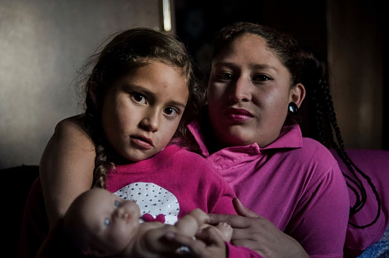 «Είναι σαν ένας αργός θάνατος»: Πώς η φυλακή τιμωρεί μητέρες και τα παιδιά τους