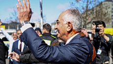 Βερολίνο: Έλουσαν με ντοματοχυμό τον Ρεζά Παχλαβί – Αφιλόξενο το Βερολίνο για τον γιο του σάχη του Ιράν