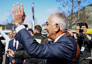 Βερολίνο: Έλουσαν με ντοματοχυμό τον Ρεζά Παχλαβί – Αφιλόξενο το Βερολίνο για τον γιο του σάχη του Ιράν