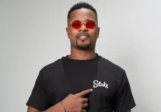 Ο Εβρά διαπρέπει και στο «γήπεδο» των επιχειρήσεων