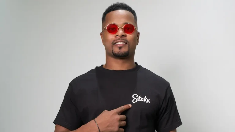 Ο Εβρά διαπρέπει και στο «γήπεδο» των επιχειρήσεων