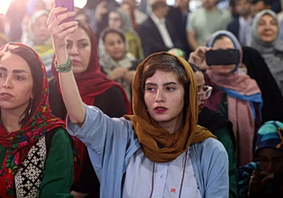 Ιράν: Η μαντίλα πέφτει σιγά-σιγά, αλλά οι περιορισμοί παραμένουν