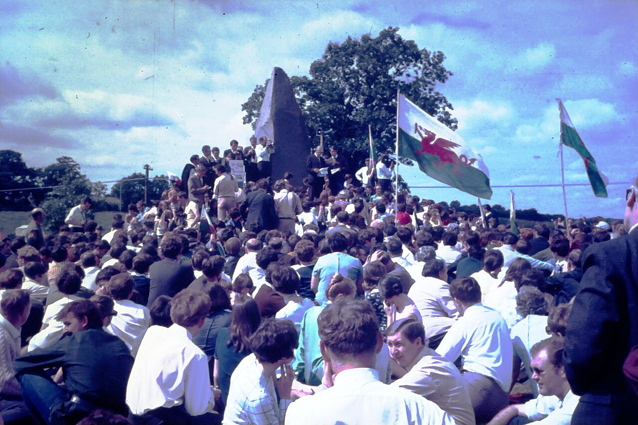 Διαμαρτυρία κατά της ενθρόνισης του Καρόλου, Πρίγκιπα της Ουαλίας, στο μνημείο του Λιούελιν του Τελευταίου, γηγενούς Πρίγκιπα της Ουαλίας, στο Σιλμέρι, κοντά στο Μπίλθ Γουέλς, το 1969