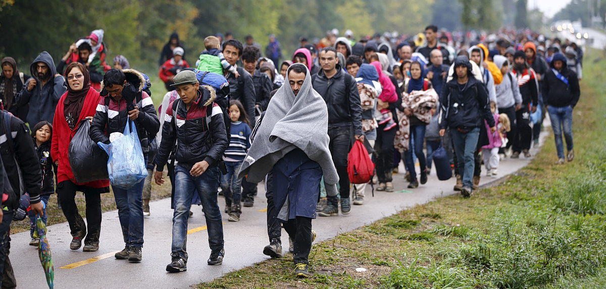 «Κέντρα επαναπροώθησης»: Πώς η απέλαση μεταναστών εκτός της ΕΕ θέτει σε κίνδυνο τα ανθρώπινα δικαιώματα