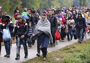 «Κέντρα επαναπροώθησης»: Πώς η απέλαση μεταναστών εκτός της ΕΕ θέτει σε κίνδυνο τα ανθρώπινα δικαιώματα