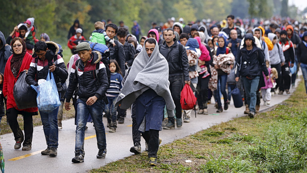 «Κέντρα επαναπροώθησης»: Πώς η απέλαση μεταναστών εκτός της ΕΕ θέτει σε κίνδυνο τα ανθρώπινα δικαιώματα