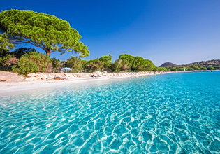 «Απάτητες παραλίες»: Οι 251 που απαγορεύονται ξαπλώστρες και ομπρέλες