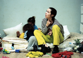 Η ωμή ζωή μιας ανύπαντρης μητέρας με μικρά παιδιά στα χέρια της