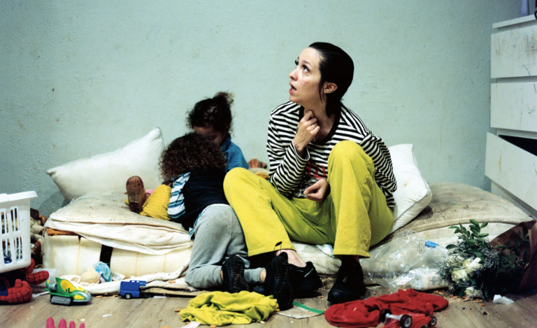 Η ωμή ζωή μιας ανύπαντρης μητέρας με μικρά παιδιά στα χέρια της