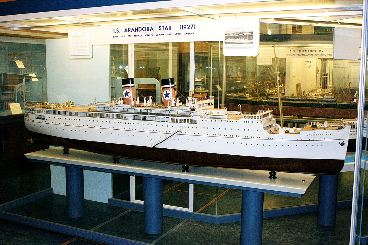 Μοντέλο του επιβατηγού πλοίου SS Arandora Star στο Μουσείο Επιστημών του Νότιου Κένσινγκτον, 15 Νοεμβρίου 2008. Το 1925 η εταιρεία Blue Star Line αποφάσισε να επεκτείνει και να αναβαθμίσει τα δρομολόγιά της προς την ανατολική ακτή της Νότιας Αμερικής και παρήγγειλε πέντε πρωτοποριακά επιβατηγά-φορτηγά πλοία κλάσης «A», γνωστά ως «The Luxury Five». Το SS Arandora Star ναυπηγήθηκε από τα ναυπηγεία Cammell Laird και καθελκύστηκε το 1927 ως SS Arandora, εξυπηρετώντας τη γραμμή Λονδίνο – Ρίο ντε Τζανέιρο – Μπουένος Άιρες. Διέθετε ατμοστρόβιλους και δύο έλικες, με μέγιστη ταχύτητα 16 κόμβων, μήκος 163 μ. και εκτόπισμα 12.850 τόνων. Το 1929 μετασκευάστηκε σε κρουαζιερόπλοιο με πολυτελέστερους χώρους επιβατών, μετονομάστηκε σε Arandora Star και βάφτηκε λευκό, ενώ το εκτόπισμά του αυξήθηκε στους 15.500 τόνους. Στον Β΄ Παγκόσμιο Πόλεμο χρησιμοποιήθηκε σε αποστολές εκκένωσης από τη Νορβηγία και τη Γαλλία, δεχόμενο επιθέσεις από τη Luftwaffe. Το 1940, μεταφέροντας περίπου 1.300 Ιταλούς και Γερμανούς πολίτες και αιχμαλώτους προς τον Καναδά, τορπιλίστηκε από το γερμανικό υποβρύχιο U-47 υπό τον Γκύντερ Πριν και βυθίστηκε με 805 νεκρούς.