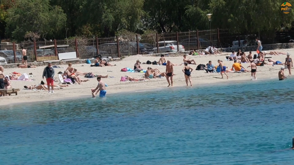 «Σκηνικό Ιουλίου» στα νότια προάστια: Ηλιοθεραπεία και πρώτες βουτιές για τους Αθηναίους