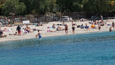 «Σκηνικό Ιουλίου» στα νότια προάστια: Ηλιοθεραπεία και πρώτες βουτιές για τους Αθηναίους