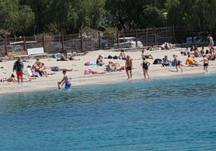 «Σκηνικό Ιουλίου» στα νότια προάστια: Ηλιοθεραπεία και πρώτες βουτιές για τους Αθηναίους