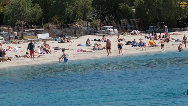 «Σκηνικό Ιουλίου» στα νότια προάστια: Ηλιοθεραπεία και πρώτες βουτιές για τους Αθηναίους