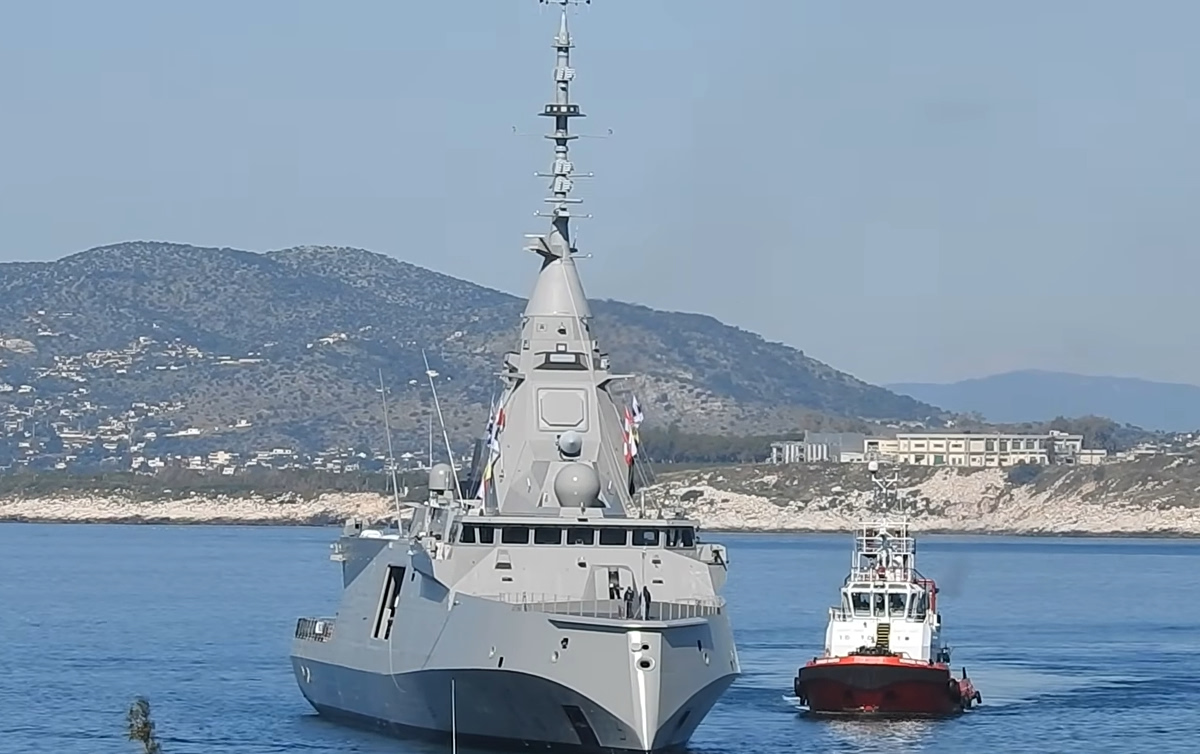 Για πρώτη φορά στον Πειραιά η φρεγάτα «Κίμων» – Η στιγμή του ελλιμενισμού της