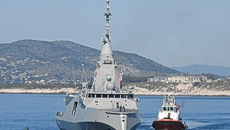 Για πρώτη φορά στον Πειραιά η φρεγάτα «Κίμων» – Η στιγμή του ελλιμενισμού της