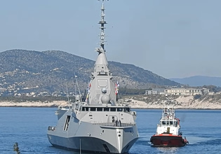 Για πρώτη φορά στον Πειραιά η φρεγάτα «Κίμων» – Η στιγμή του ελλιμενισμού της