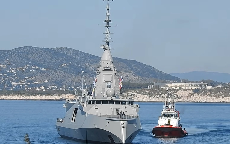 Για πρώτη φορά στον Πειραιά η φρεγάτα «Κίμων» – Η στιγμή του ελλιμενισμού της