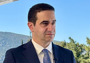 ΟΤ Delphi Economic Forum XI – Κατρίνης: Δεν πρόκειται ποτέ να συνεργαστούμε με τη ΝΔ