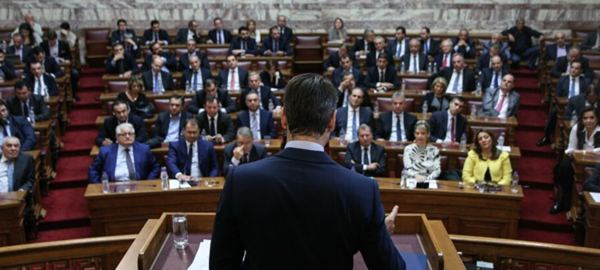 Κορυφώνεται η εξέγερση των «γαλάζιων» βουλευτών κατά του στενού πυρήνα του «επιτελικού κράτους» – Κεραυνοί στο κοινό άρθρο των 5