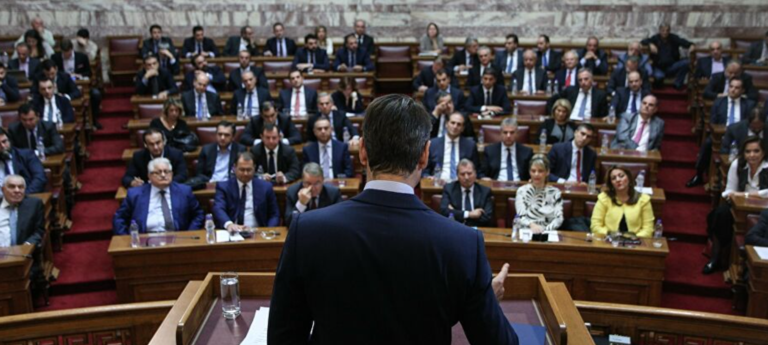 Κορυφώνεται η εξέγερση των «γαλάζιων» βουλευτών κατά του στενού πυρήνα του «επιτελικού κράτους» – Κεραυνοί στο κοινό άρθρο των 5