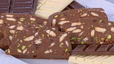 Συνταγή: Μωσαϊκό σοκολάτας με κουβερτούρα και φιστίκια