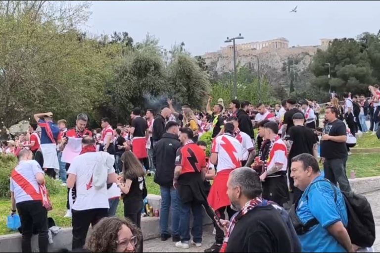 Οπαδοί της Ράγιο Βαγιεκάνο στο Θησείο, φωνάζουν συνθήματα πριν από το παιχνίδι με την ΑΕΚ (vid)
