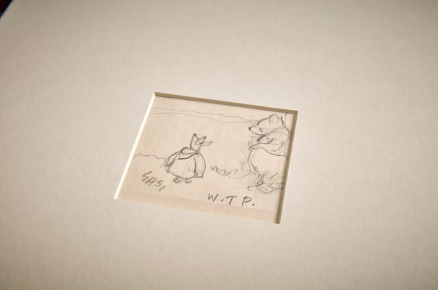 Σχέδιο με μολύβι – με τη λεζάντα: «Ανεβαίνοντας πολύ προσεκτικά κατά μήκος του ρυακιού» – απεικονίζει τον Που με τον Κρίστοφερ Ρόμπιν, το Γουρουνάκι και την Κουκουβάγια. Φωτογραφία: Ευγενική παραχώρηση του Πίτερ Χάρινγκτον, Πηγή: Guardian