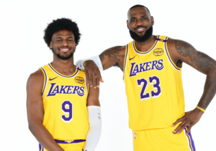 «Το πιο τρελό πράγμα που έχει συμβεί στην καριέρα μου»: Περήφανος ο ΛεΜπρόν που έπαιξε στα Playoffs με τον γιο του