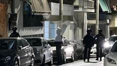 Νέος Κόσμος: Παραμένει ταμπουρωμένος στο διαμέρισμα ο 55χρονος που είχε χτυπήσει τη μητέρα του