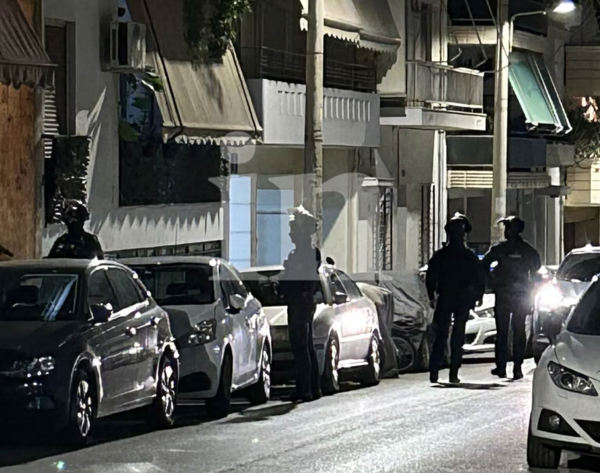 Νέος Κόσμος: Παραμένει ταμπουρωμένος στο διαμέρισμα ο 55χρονος που είχε χτυπήσει τη μητέρα του