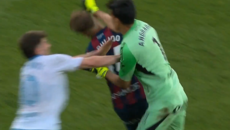 Τερματοφύλακας έριξε μπουνιά στο Ουέσκα – Σαραγόσα και ακολούθησε χαμός! (vid)