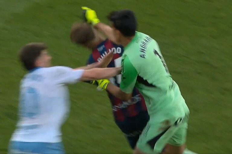 Ουέσκα - Σαραγόσα: Τερματοφύλακας γρονθοκόπησε αντίπαλο και ακολούθησε χαμός! (vid)