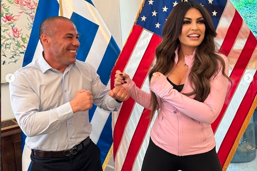 Ο Μάικ Ζαμπίδης συναντήθηκε με την Κίμπερλι Γκίλφοϊλ ενόψει του αγώνα με τον Μεϊγουέδερ (vid)