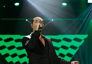 Η Λευτέρης Κρίκης αποκαλύπτεται και μοιράζεται μαζί μας το μουσικό ταξίδι του