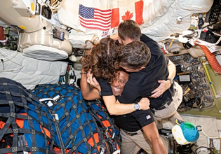 «Artemis II»: Δείτε τις εκπληκτικές φωτογραφίες της NASA