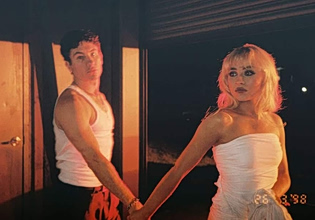 Ο Μπάρι Κίογκαν απαντά για πρώτη φορά στις φήμες ότι απάτησε τη Σαμπρίνα Κάρπεντερ