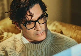 Ο Χριστόφορος Παπακαλιάτης εμπνεύστηκε το «Δυο μέρες μόνο» μια νύχτα που «ήταν πίτα» ακούγοντας Γαλάνη