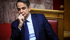 Στο «καναβάτσο» η κυβέρνηση για τη διαφθορά – Κοβέσι, Βουρλιώτης, Τσίπρας, Ανδρουλάκης στριμώχνουν τον Μητσοτάκη